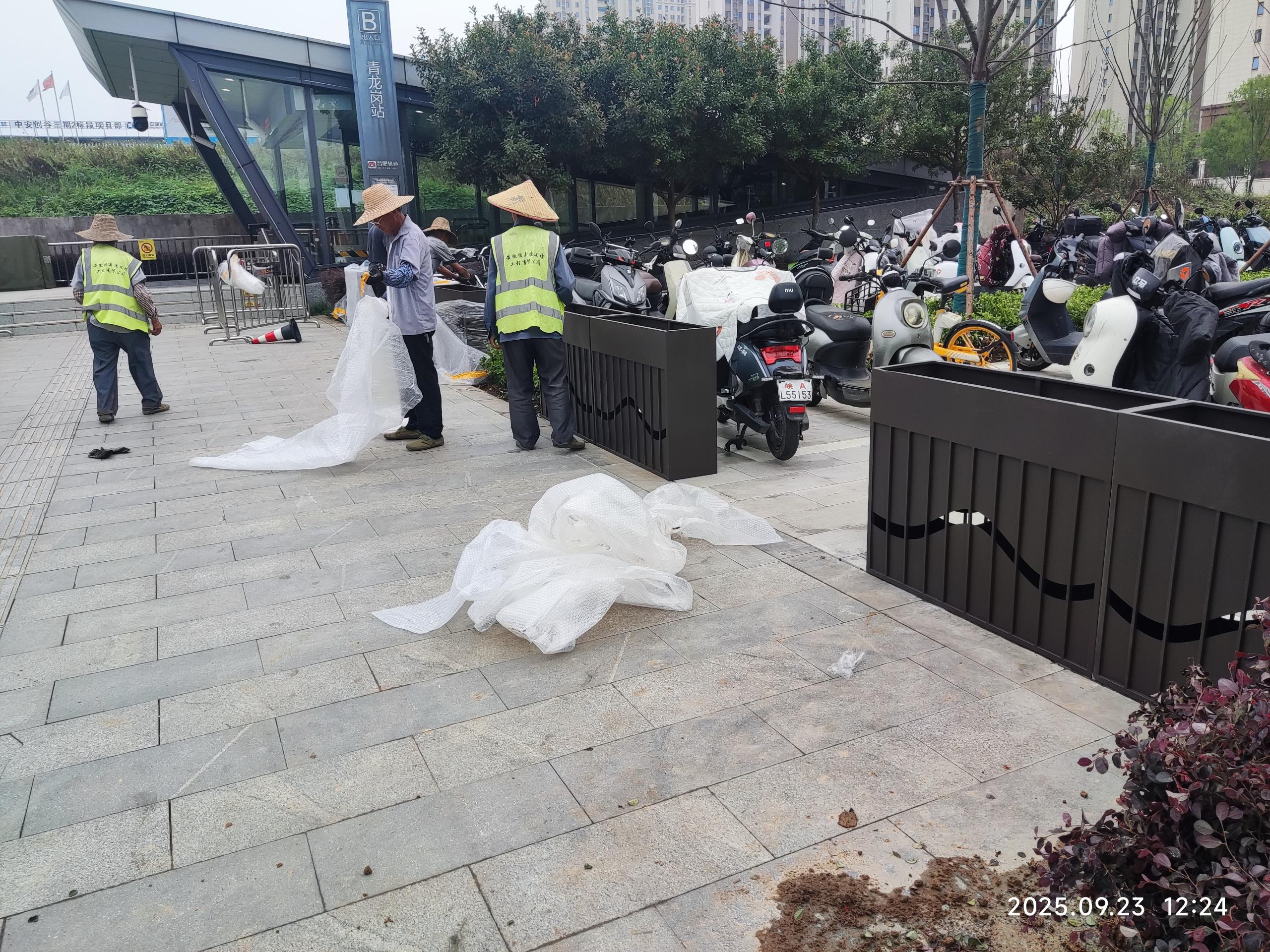 地铁口花箱 地铁口花箱